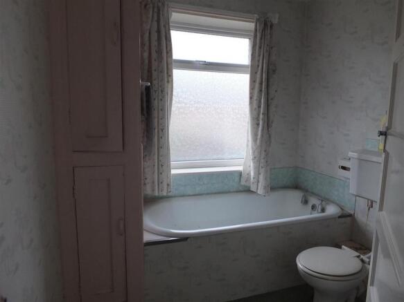 11 North Parade Bathroom.JPG