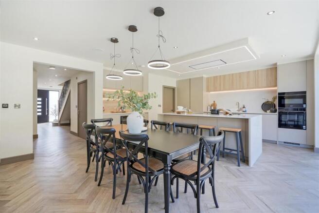 6 bed Detached for sale Image 11