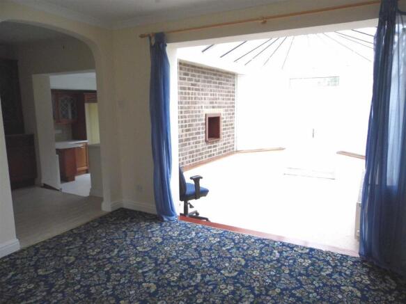DINING ROOM - to the