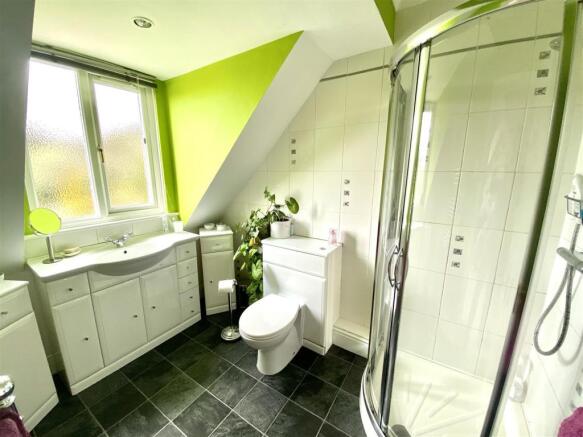 EN-SUITE SHOWER ROOM