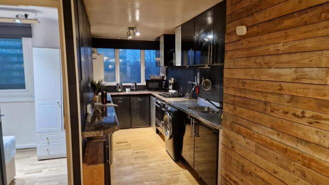 3 bed Apartment to rent Image 12
