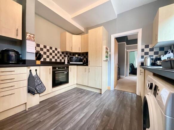 5 bed Semi-Detached for sale Image 8