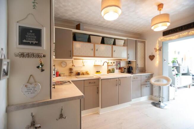 5 bed Detached for sale Image 6