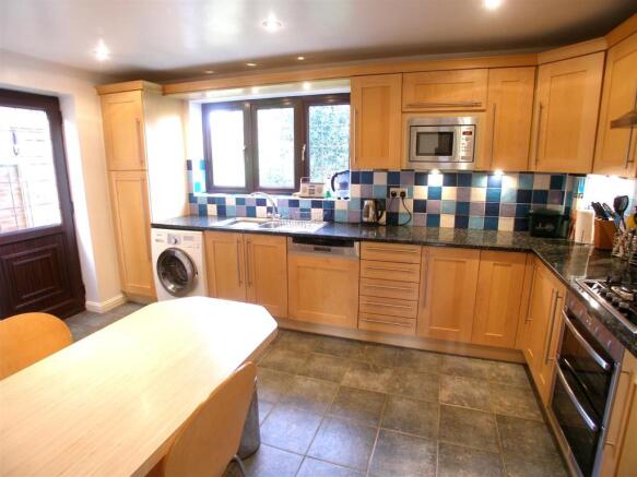 Fitted Kitchen/Break