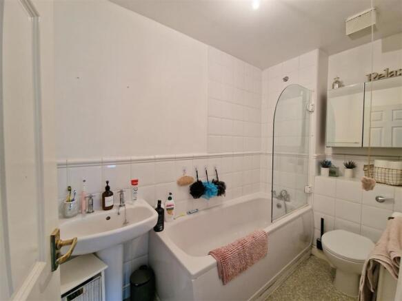 ensuite bathroom.jpg