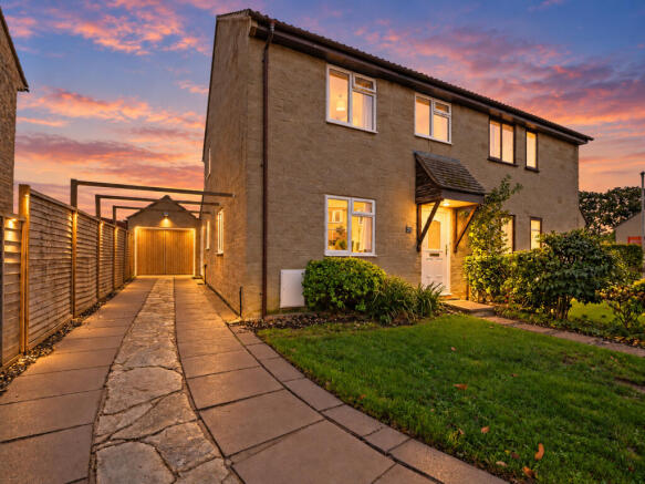 25_Meadowside_twilight_Rightmove