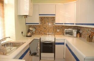 BREAKFASTING KITCHEN