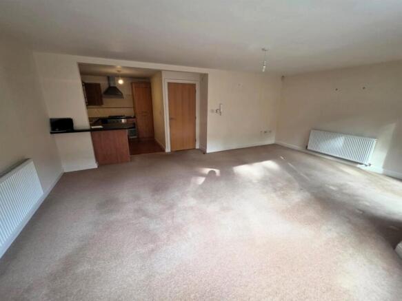 2 bed Apartment to rent Image 4