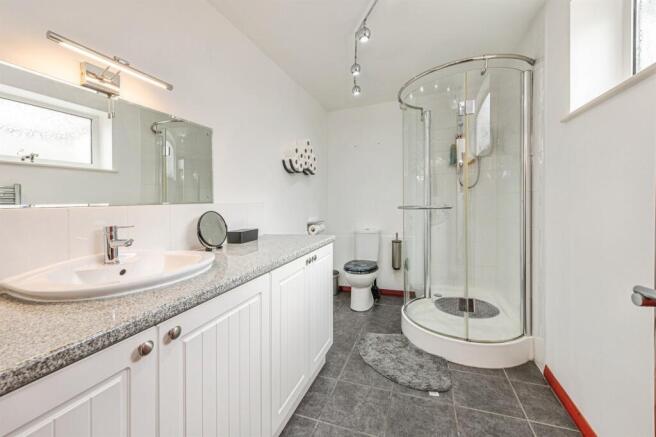5 bed Detached for sale Image 10