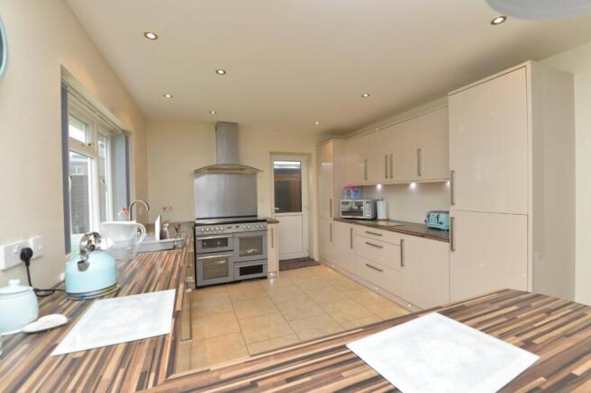 Peckham Avenue, New Milton, Hampshire, BH25 photo 2