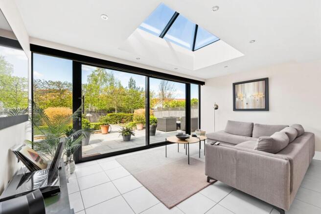 5 bed Detached for sale Image 6