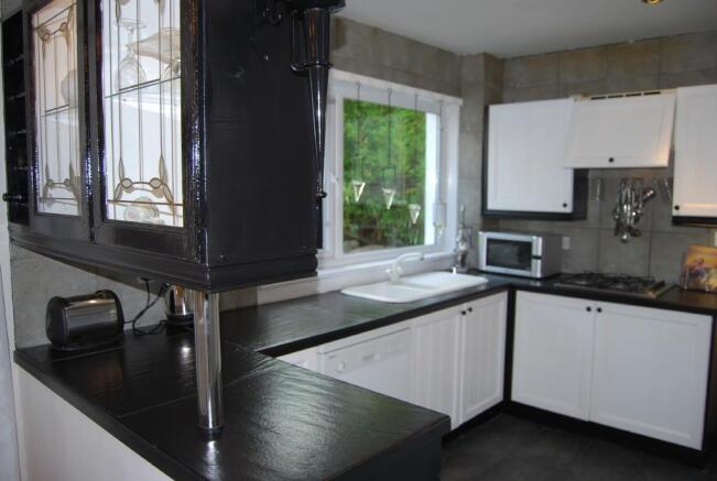 FITTED KITCHEN