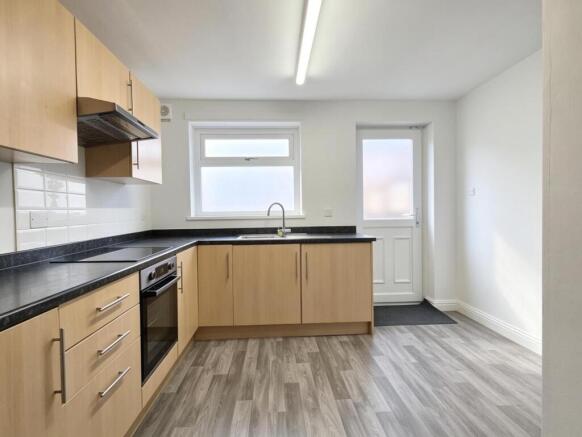 2 bed Terraced to rent Image 4