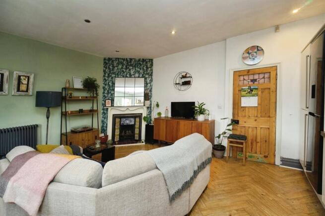 3 bed Flat for sale Image 4