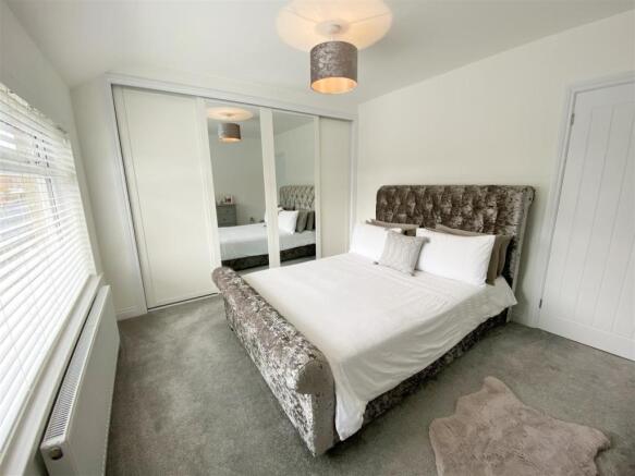 Bedroom 1 pic 1.jpg