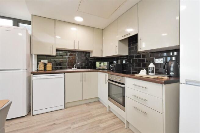 4 bed Apartment to rent Image 8