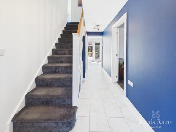 5 bed Detached for sale Image 8