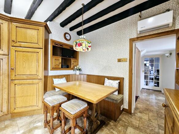 5 bed Detached for sale Image 9
