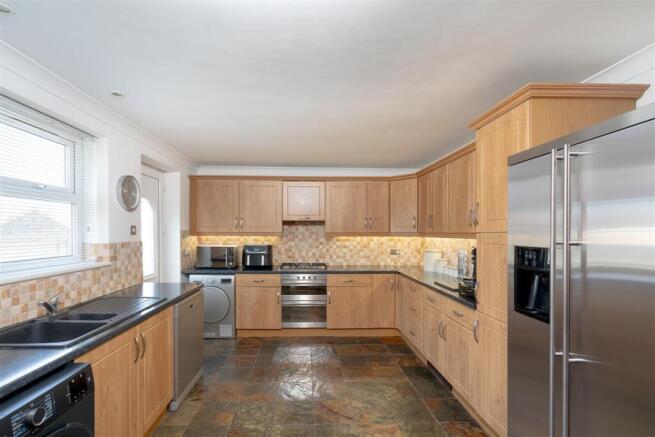 4 bed Detached for sale Image 7