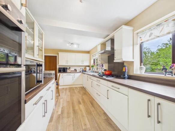 5 bed House for sale Image 10
