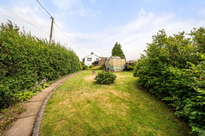 4 bed Detached for sale Image 9