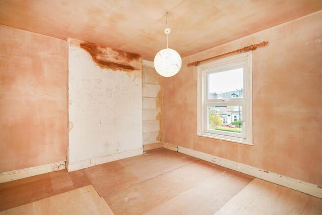 5 bed Detached for sale Image 9