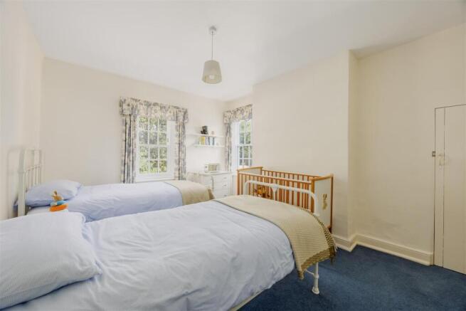 5 bed Detached for sale Image 12