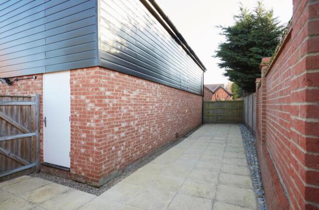 Courtyard/back garde