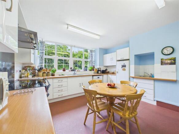6 bed Semi-Detached for sale Image 12