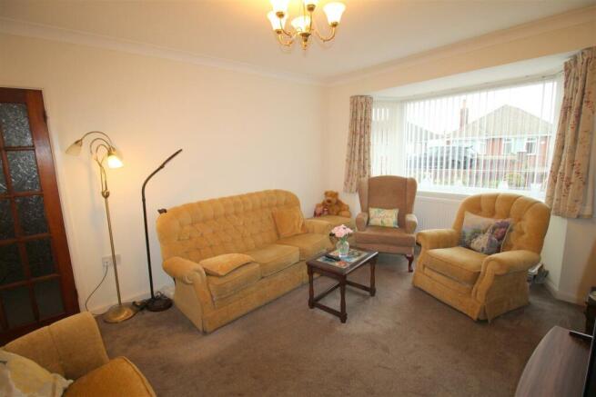 Grasmere Road, 37, lounge 2.JPG