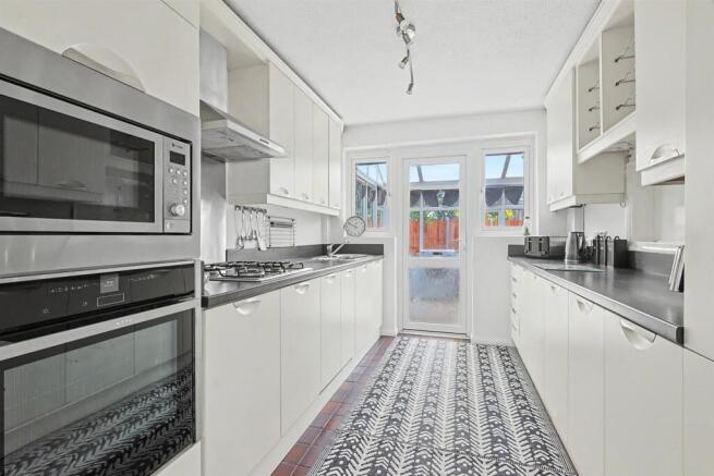 Merryfields Avenue, Hockley photo 4