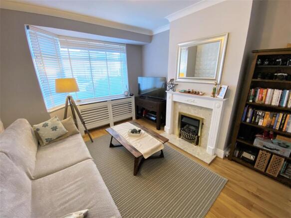 Bay-Fronted Lounge 904