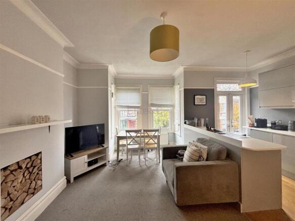 Lounge/Kitchen
