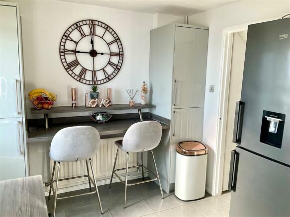 kitchen pic3.jpg