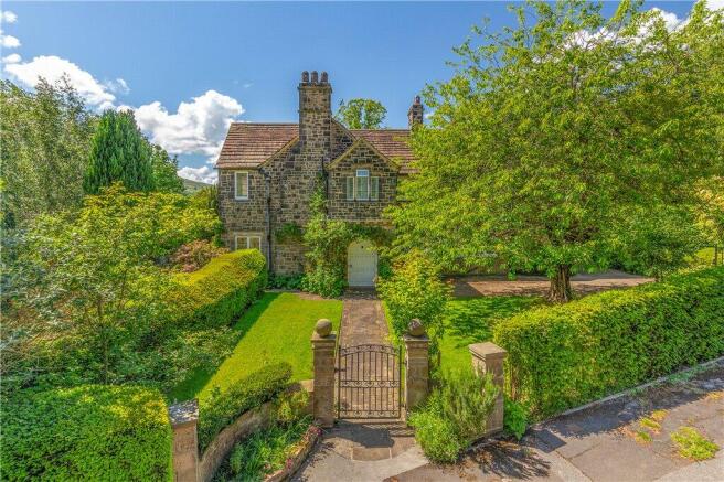 5 bed Detached for sale Image 11