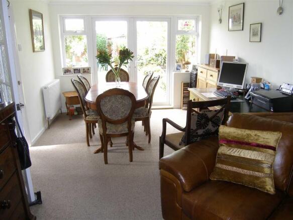 LOUNGE/DINING ROOM: