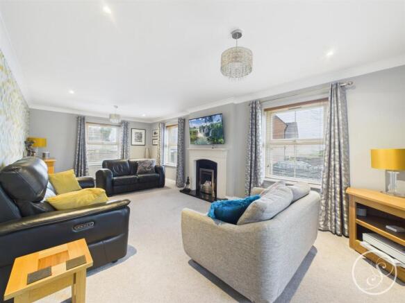5 bed Detached for sale Image 10