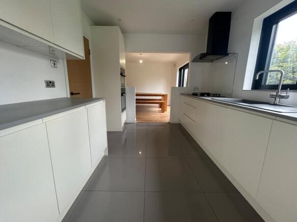 5 bed Detached to rent Image 7