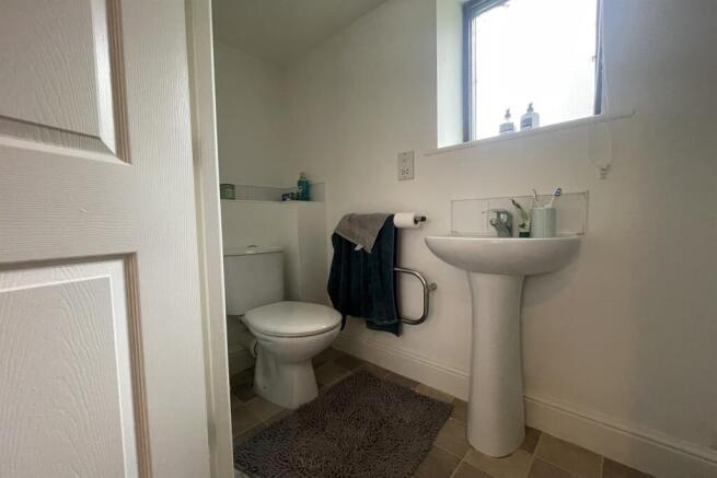 Bathroom (Main)