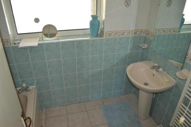 FAMILY BATHROOM
