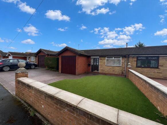 4 bed Semi-Detached to rent in oldham