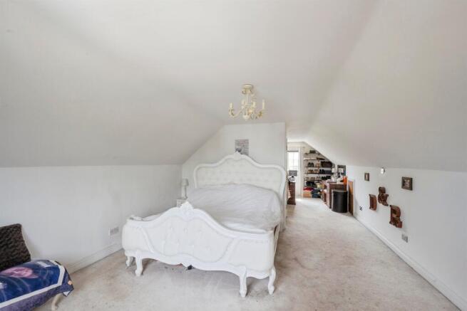 5 bed Detached for sale Image 12