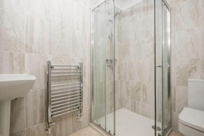 en-suite showe...