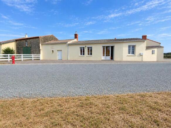 Maison de village en pierres Paulx