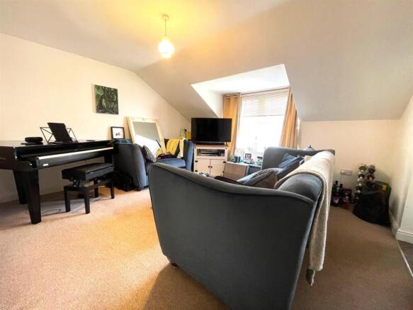 Lounge 1.jpg