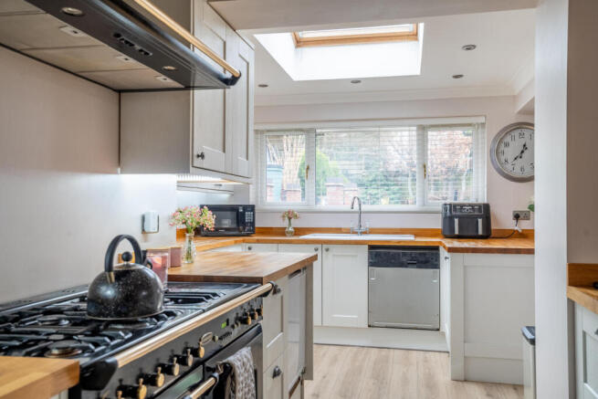 5 bed Semi-Detached for sale Image 4