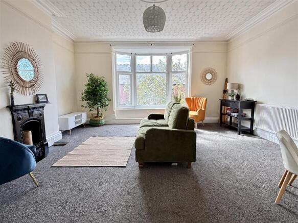 LOUNGE WITH DINING AREA