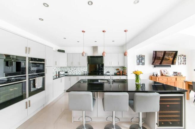 OPEN-PLAN DINING KITCHEN - KITCHEN AREA