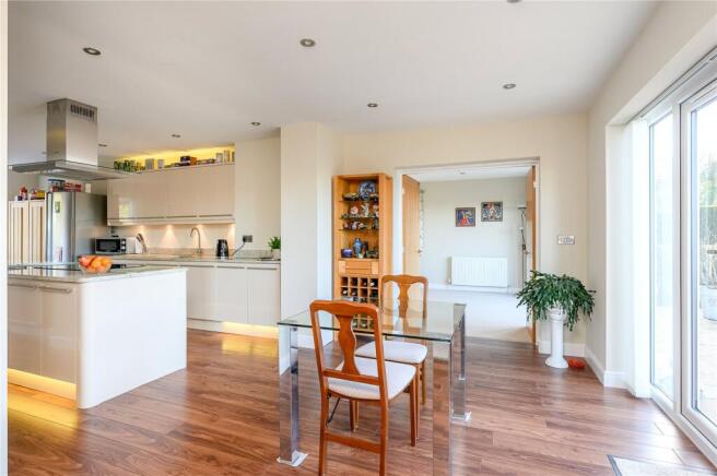 5 bed Detached for sale Image 6