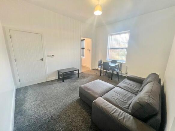 2 bed Apartment to rent Image 4